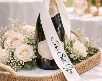 She Said Yes Satinbandschleife | Champagner Flasche Dekor | Akzent für die Verlobungsfeier (B581)