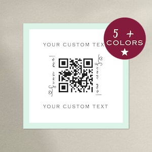 Op de afbeelding: Een witte vierkante kaart met een zwart-witte QR-code in het midden. De tekst "Scan me!" staat aan beide kanten van de QR-code. De tekst "YOUR CUSTOM TEXT" staat boven en onder de QR-code. De kaart heeft een lichtgroene rand. Een rode cirkel met een witte ster en de tekst "5+ COLORS" bevindt zich in de rechterbovenhoek van de afbeelding.