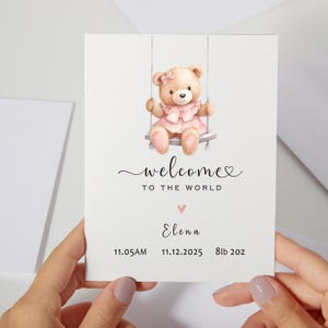 Carte Bienvenue dans le monde | Ours en peluche qui se balance pour bébé en robe rose | Carte de naissance pour nièce | Nouveau cadeau pour petite-fille (C175)