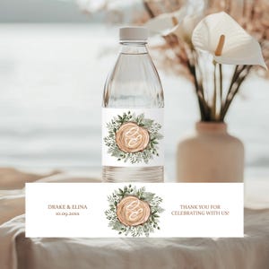 Etichetta per bottiglia d'acqua con monogramma per matrimonio, verde / ghirlanda di fette di legno, adesivi rettangolari per matrimonio nella foresta di pini / matrimonio all'aperto (B507)