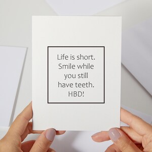La vie est courte, souriez pendant que vous avez encore des dents | Carte d'anniversaire drôle pour des amis | Carte minimaliste pour citation significative (C19)