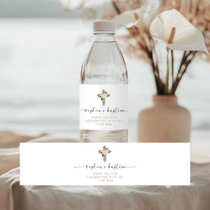 Puede incluir: Etiqueta de botella de agua con un diseño floral y una cruz. La etiqueta dice "sophia's baptism" y "¡Gracias por celebrar con nosotros! 11.09.20xx".