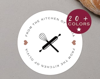 Puede incluir: Pegatina redonda blanca con texto negro que dice "From the Kitchen of Olivia" y una ilustración negra de un rodillo y un batidor cruzados. El texto "From the Kitchen of" está en un círculo alrededor de la ilustración. Dos corazones rosas están a cada lado del texto. La pegatina tiene un círculo rojo con texto blanco que dice "20+ Colores" y una estrella blanca.