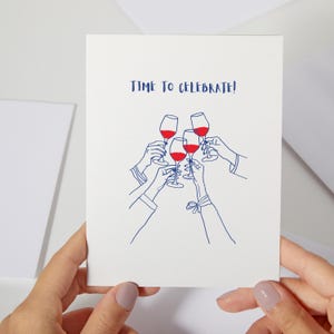 C'est le moment de célébrer | anniversaire, cartes de fiançailles heureuses | Carte d'anniversaire personnalisée | Bravo, dessin au trait proposant un toast (C207)