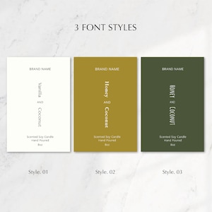 Op de afbeelding: Drie verschillende lettertypen voor kaarsetiketten worden getoond op witte, gele en groene achtergronden. De tekst op elk etiket luidt "BRAND NAME", "Honey AND Coconut" en "Scented Soy Candle Hand Poured Box".