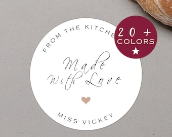 Puede incluir: Pegatina redonda blanca con el texto "From the Kitchen Made with Love" y "Miss Vicky" en texto negro. Un pequeño corazón rosa está en el centro de la pegatina. Un círculo burdeos con texto blanco "20+ Colors" está en la esquina superior derecha de la imagen.