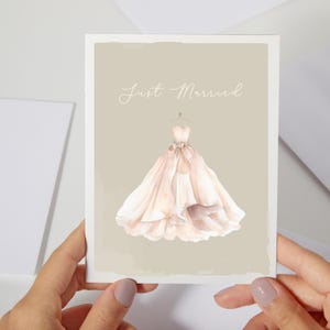 Carte de mariage Just Married | Carte rose de rêve avec robe de mariée | Fond neutre taupe Textes blancs | Carte minimaliste simple et élégante (C199)