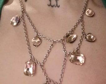 Cadena desordenada con capas superpuestas y gemas de cristal. Disponible en cualquier color; personalización gratuita.