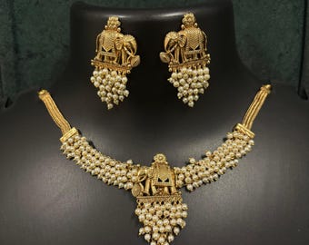 Złoty naszyjnik choker, biżuteria świątynna, zestaw biżuterii indyjskiej, indyjski naszyjnik choker, naszyjnik z białych pereł, naszyjnik gutapusalu, biżuteria południowoindyjska