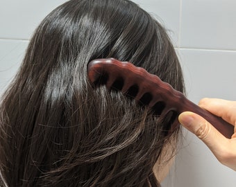 Peigne à cheveux en bois fait main pour masser le cuir chevelu