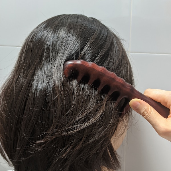 Peigne à cheveux en bois fait main pour masser le cuir chevelu