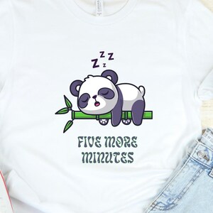 Koszulka „Śpiąca Panda”: Zabawna koszulka Kawaii – prezent dla miłośnika drzemek