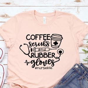 Koffiescrubs en rubberen handschoenen, shirt verpleegkundige, shirt verpleegschool, shirt verpleegschool, grappig shirt verpleegkundige, shirt verpleegkundige quarantaine, shirt verpleegkundige week
