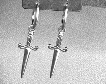 Pendientes de daga gótica. Pendientes grunge para hombre - Grunge Y2K, joyería alternativa. Whimsigoth, aros góticos. Joyería punk con espadas. Regalo vikingo de Loki (Reino Unido).