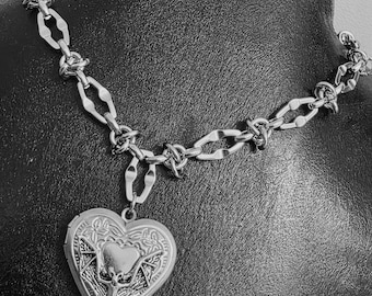 Collar con medallón de corazón gótico: acero inoxidable. Joyería alternativa - Gargantilla de murciélago. Joyería gótica, caprichosa Alt UK