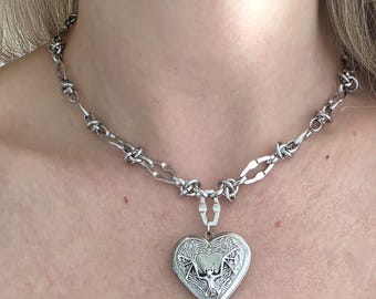 Collar con medallón Whimsigoth: Acero inoxidable. Joyería gótica alternativa - Gargantilla con corazón y murciélago. Joyería gótica y original (Reino Unido).