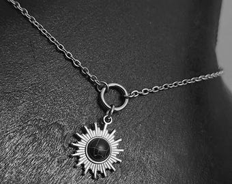 Gargantilla Whimsigoth Sun: Collar gótico de acero inoxidable con aro en forma de O. Joyería gótica de cristal negro (Reino Unido).