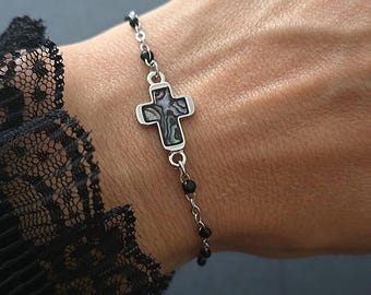 Pulsera gótica con cruz de abulón. Joyería gótica caprichosa. Joyería grunge Y2K. Regalo ideal en el Reino Unido.