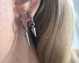 Pendientes góticos grunge. Aros góticos de acero inoxidable. Joyería gótica alternativa. Joyería Y2K del Reino Unido.