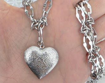 Collar con medallón estilo grunge: acero inoxidable. Joyería gótica alternativa: gargantilla con corazón y flores de estilo gótico. Joyería gótica y original en el Reino Unido.