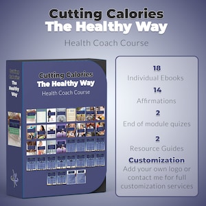 Op de afbeelding: Een blauwe en witte digitale productcover met de titel "Cutting Calories The Healthy Way" en de ondertitel "Health Coach Course". De cover bevat een collage van afbeeldingen die gerelateerd zijn aan gezondheid en welzijn. De rechterkant van de afbeelding geeft de cursusinhoud weer, waaronder 18 individuele e-books, 14 affirmaties, 2 module-eindquizzen, 2 resource-gidsen en een aanpassingsoptie.