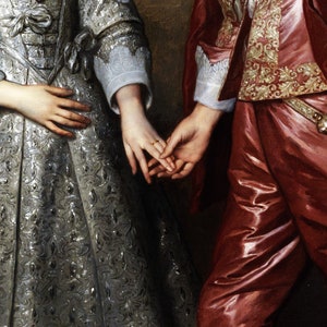 Pu&ograve; includere: Primo piano delle mani di una coppia, la donna indossa un abito con motivo argento e bianco e l'uomo indossa una giacca con motivo rosso e oro. La mano della donna &egrave; adornata da un anello d'oro.