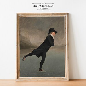 Op de afbeelding: Een vintage schilderij van een man die schaatst, gekleed in een zwarte jas en hoed. Het schilderij heeft een bewolkte lucht en een besneeuwd landschap als achtergrond.