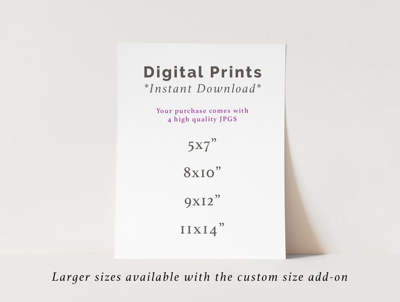 Pu&ograve; includere: Un cartoncino bianco con testo nero che recita "Digital Prints *Instant Download*" e elenca quattro diverse dimensioni di stampa: 5x7 pollici, 8x10 pollici, 9x12 pollici e 11x14 pollici. Il testo afferma anche che "Il tuo acquisto include 4 JPG di alta qualit&agrave;" e che "Dimensioni maggiori disponibili con l'add-on di dimensioni personalizzate".