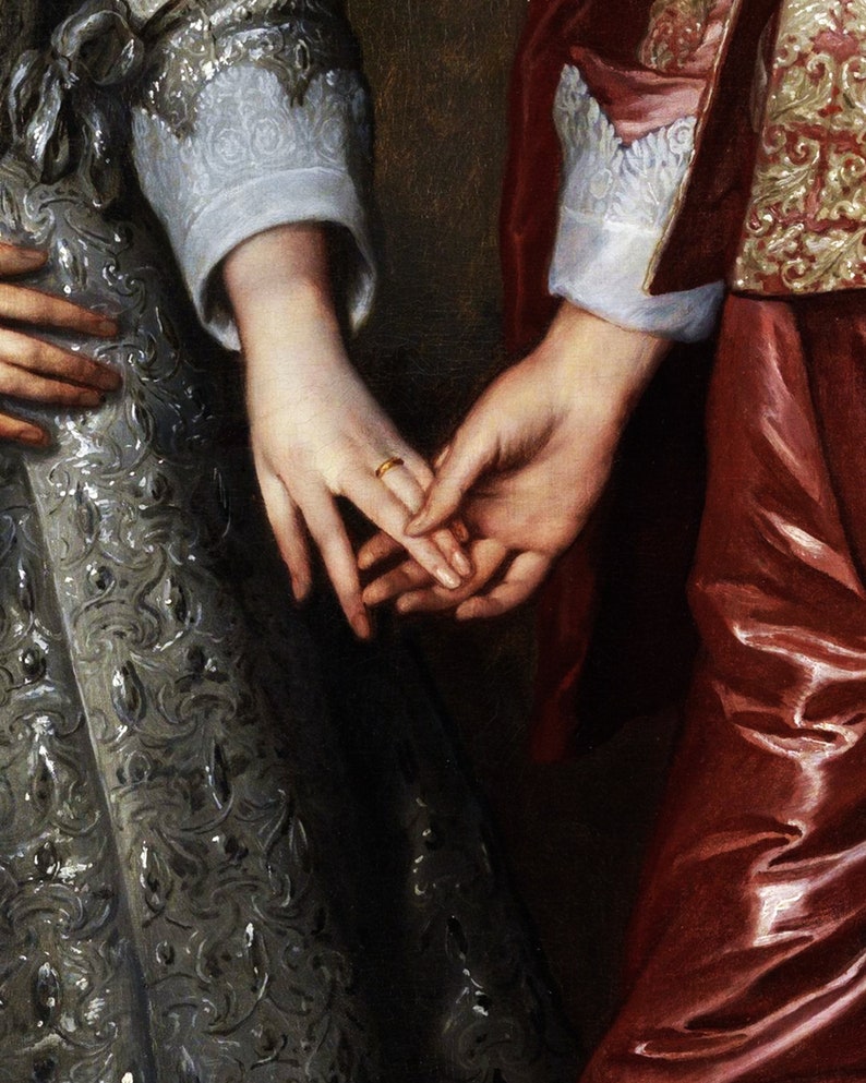 Pu&ograve; includere: Primo piano di due mani intrecciate, con un anello d'oro al dito della mano sinistra. Le mani sono vestite con abiti elaborati, una con un polsino di pizzo bianco e l'altra con una manica rossa e dorata.