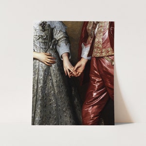 Pu&ograve; includere: Un primo piano di una coppia che si tiene per mano. La donna indossa un abito argento e bianco con ricami intricati. L'uomo indossa una giacca e pantaloni rossi e dorati.