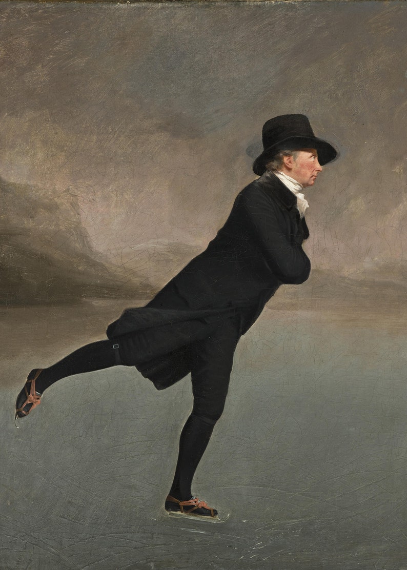 Op de afbeelding: Een man in een zwarte jas en hoed schaatst op een bevroren meer. Hij draagt ​​bruine leren schaatsen en heeft zijn armen gekruist. De achtergrond is een wazige, grijze lucht.