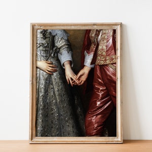 Pu&ograve; includere: Un dipinto vintage di una coppia che si tiene per mano. La donna indossa un abito argento e bianco con ricami intricati. L'uomo indossa una giacca e pantaloni rossi e dorati ricamati.