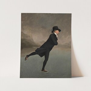 Op de afbeelding: Een schilderij van een man in een zwarte jas en hoed die schaatst op een bevroren meer. De achtergrond is een wazig landschap met bergen in de verte.