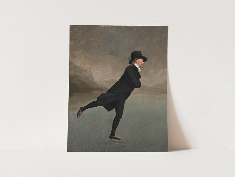 Op de afbeelding: Een schilderij van een man in een zwarte jas en hoed die schaatst op een bevroren meer. De achtergrond is een wazig landschap met bergen in de verte.