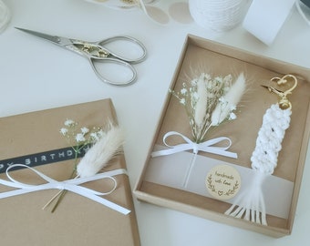 Geschenk Box ~ Weihnachtsgeschenk Box~ Geburtstaggeschenk Box ~ Personalisiert ~ Makramee Schlüsselanhänger ~ Hochzeit ~ Beste Freundin