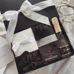Geschenk-Box Black ~ Wohlfühlset ~ Geburtstags Box ~ Weihnachtsgeschenk ~ Schokolade ~ Duftkerzen Geschenk Set ~ Personalisiertes Geschenk