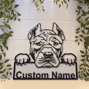 Könnte beinhalten: Schwarze Metallsilhouette eines Hundekopfes, der über ein Schild mit dem Text "Custom Name" schaut.