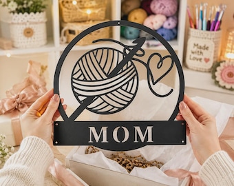 Placa de metal em crochê, placa de metal com monograma em crochê personalizada, quarto com colcha, agulhas de crochê, decoração de parede em crochê