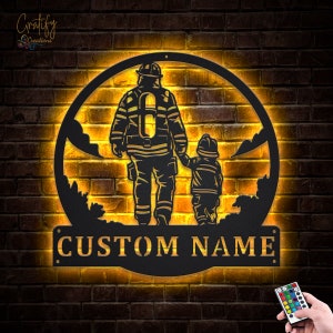 Letrero de metal con monograma de padre e hijo de bombero con luces LED v1, letrero de metal de bombero personalizado, decoración colgante de pared para el hogar de bombero