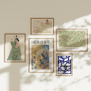 Puede incluir: Una colección de láminas artísticas enmarcadas con varios estilos artísticos. Las láminas incluyen un diseño botánico, una pintura con el texto "CROSS", una pintura de una mujer con un vestido verde y una lámina con cisnes blancos sobre fondo azul.