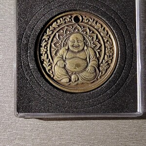 Lachender Buddha - Lasergraviertes Messingmedaillon