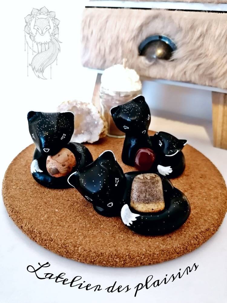 Figurines Renards Noirs Pierres Roulées