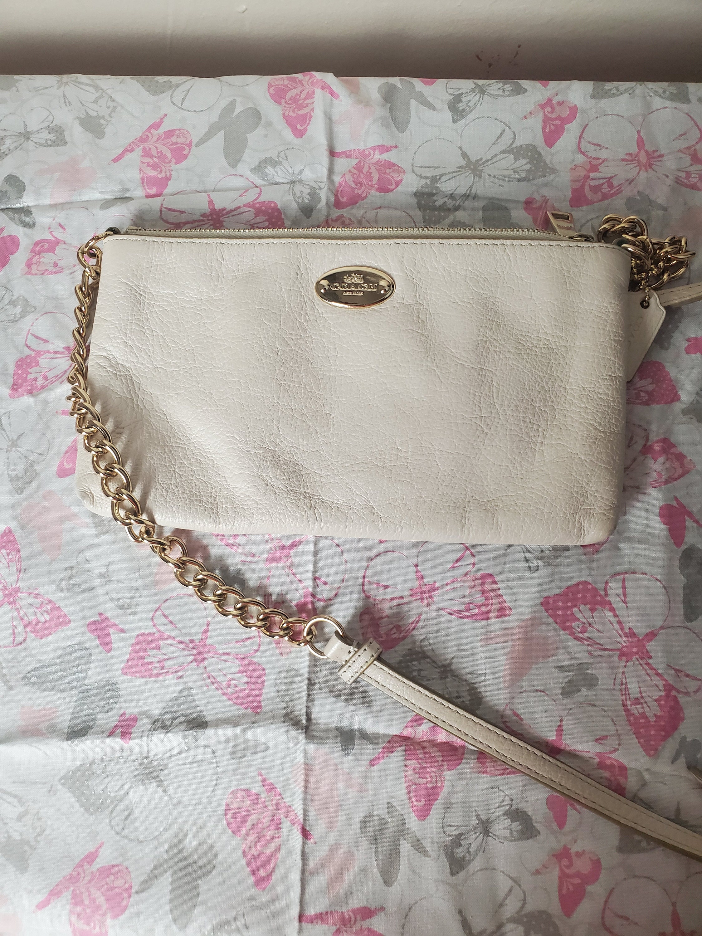 Authentic COACH Hadley Hobo 21 White, Women's Fashion, Bags & Wallets,  Cross-body Bags on Carousell