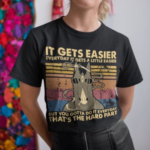 Es wird jeden Tag einfacher Es wird Ein bisschen einfacher, aber du musst es jeden Tag tun Das ist der schwierige Teil Vintage Retro Unisex T-Shirt