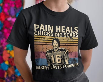 Può includere: Maglietta nera con una grafica in stile vintage che presenta un giocatore di football americano con il numero 16 sulla sua maglia. Il testo sulla maglietta recita "Pain heals, chicks dig scars, glory lasts forever."