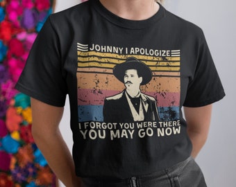 Può includere: Maglietta nera con una grafica in stile vintage di un cowboy con il testo "JOHNNY I APOLOGIZE I FORGOT YOU WERE THERE YOU MAY GO NOW"