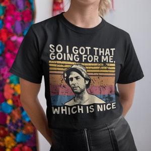 Op de afbeelding: Zwart T-shirt met een vintage-stijl grafische afbeelding van een man met een hoed en de tekst "So I got that going for me, which is nice."