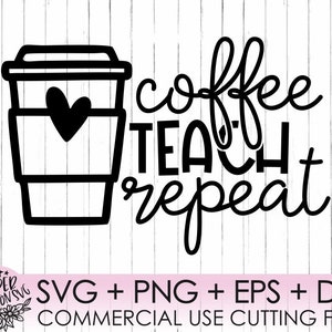 Puede incluir: Diseño gráfico en blanco y negro con una taza de café con un corazón y el texto "coffee teach repeat". Archivos de corte de uso comercial SVG + PNG + EPS + DXF.