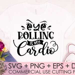 Puede incluir: Camiseta blanca con texto negro que dice "Eye Rolling is my Cardio". El texto est&aacute; en una fuente estilizada. La imagen tambi&eacute;n incluye un arreglo floral y un par de zapatillas blancas.