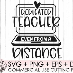以下が含まれることがあります： ハートが置かれたラップトップと「DEDICATED TEACHER EVEN FROM A DISTANCE」というテキストが描かれた白黒のデジタルデザイン。デザインには「SVG + PNG + EPS + DXF COMMERCIAL USE CUTTING FILES」というテキストが含まれています。